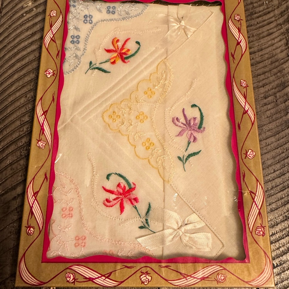 Vintage Set of White Floral Embroidered Handkerchiefs Womens Hankies Pack‎ of 3